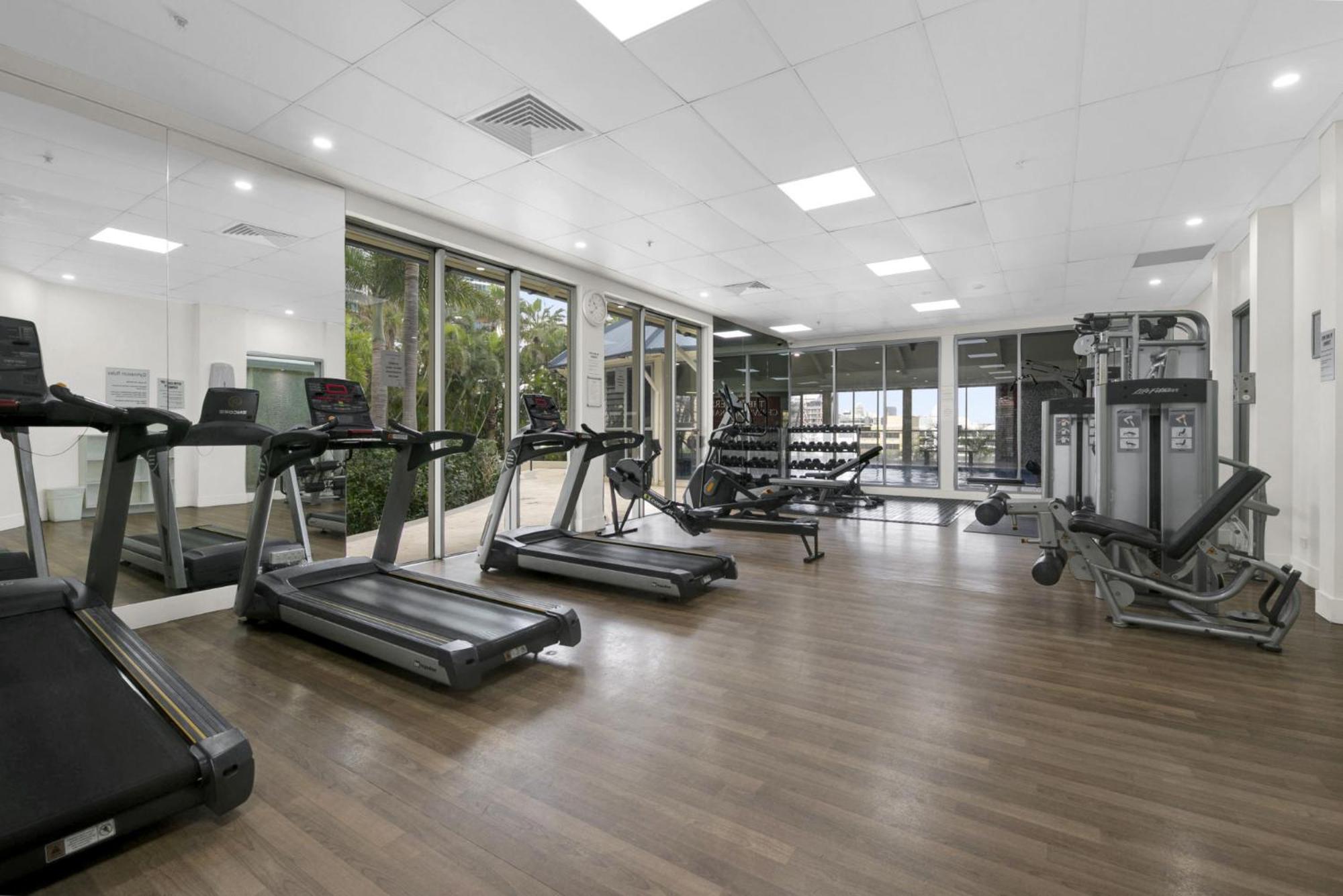 Beachside 2-bed With Parking, Pools, Spa, Gym, Bbq Apartment *