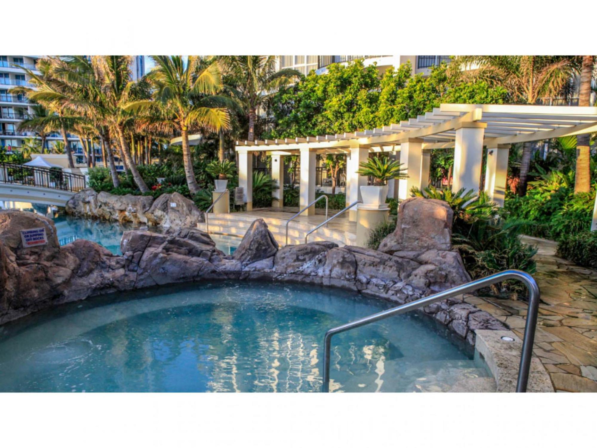 Beachside 2-bed With Parking, Pools, Spa, Gym, Bbq *