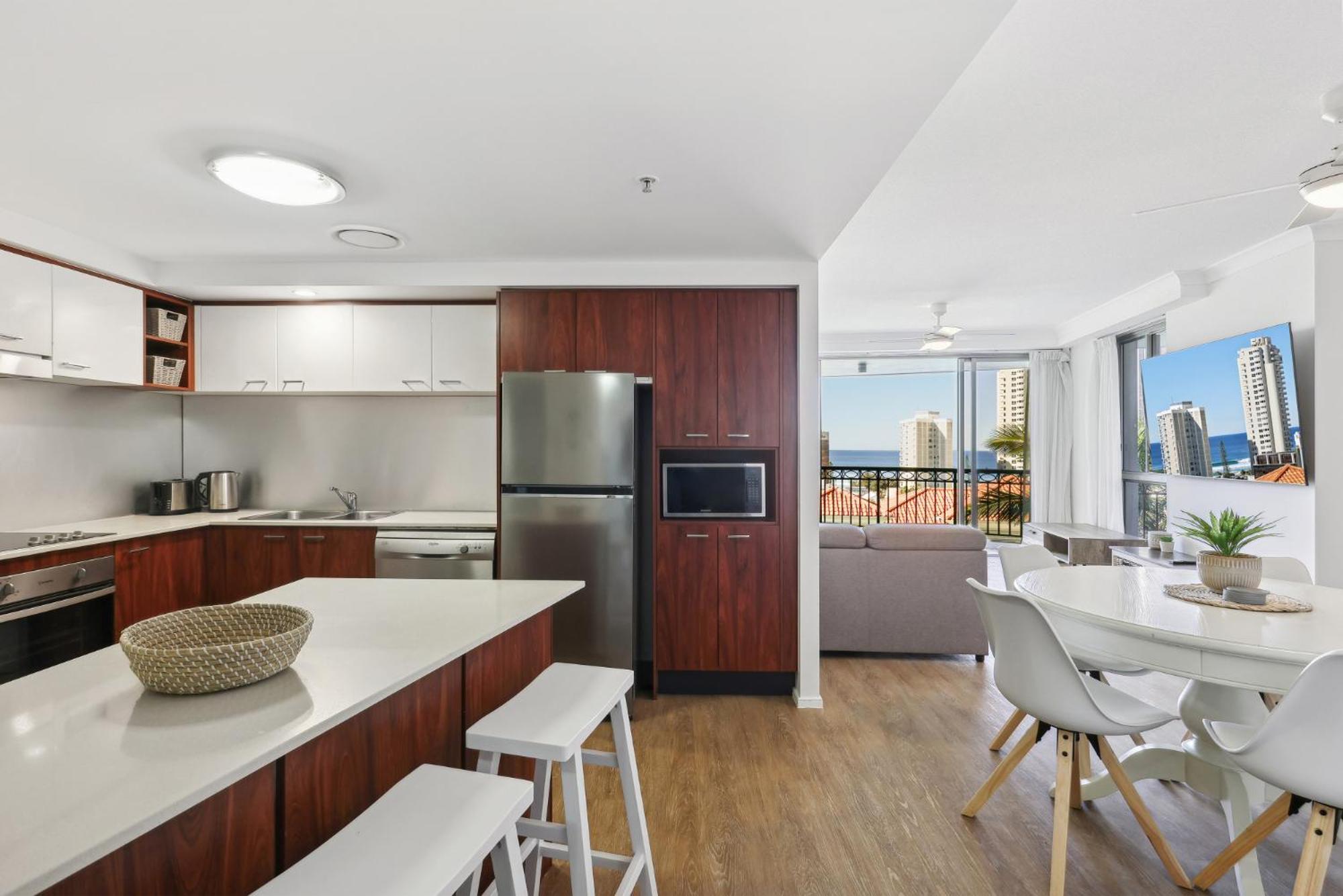 Beachside 2-bed With Parking, Pools, Spa, Gym, Bbq Apartment *
