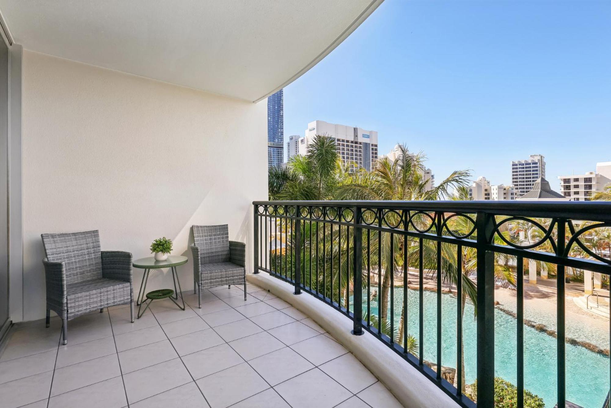 Beachside 2-bed With Parking, Pools, Spa, Gym, Bbq Apartment