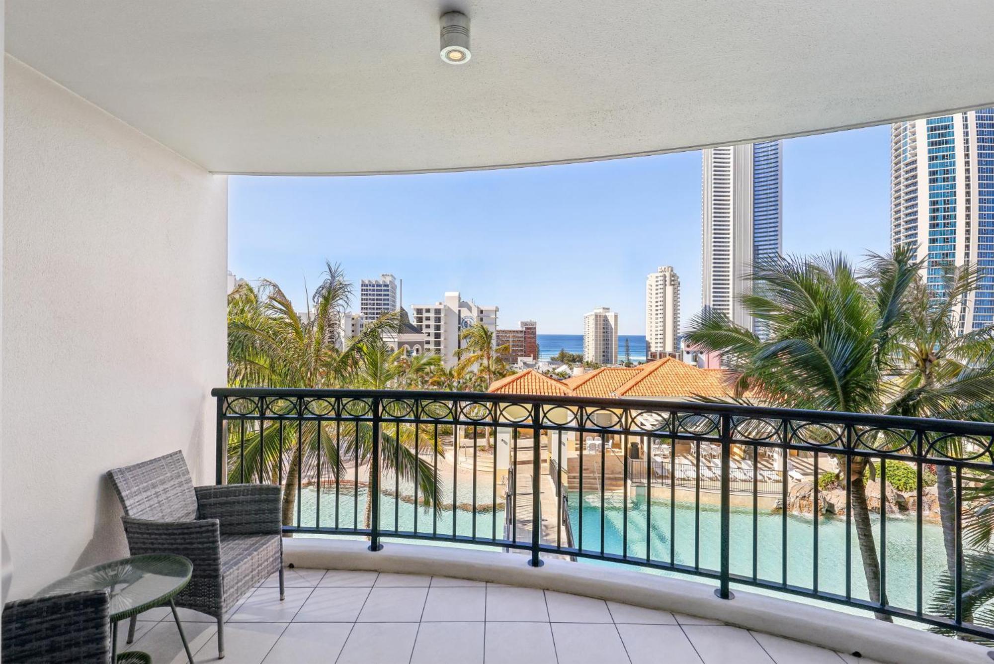 Apartment Beachside 2-bed With Parking, Pools, Spa, Gym, Bbq