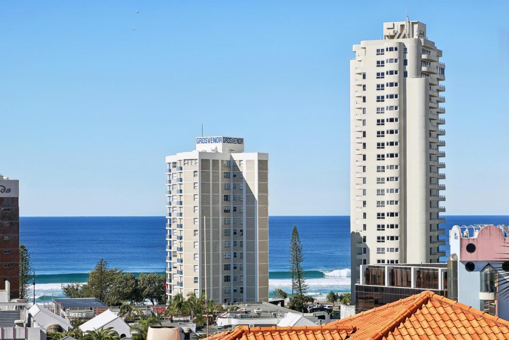 Apartment Beachside 2-bed With Parking, Pools, Spa, Gym, Bbq *