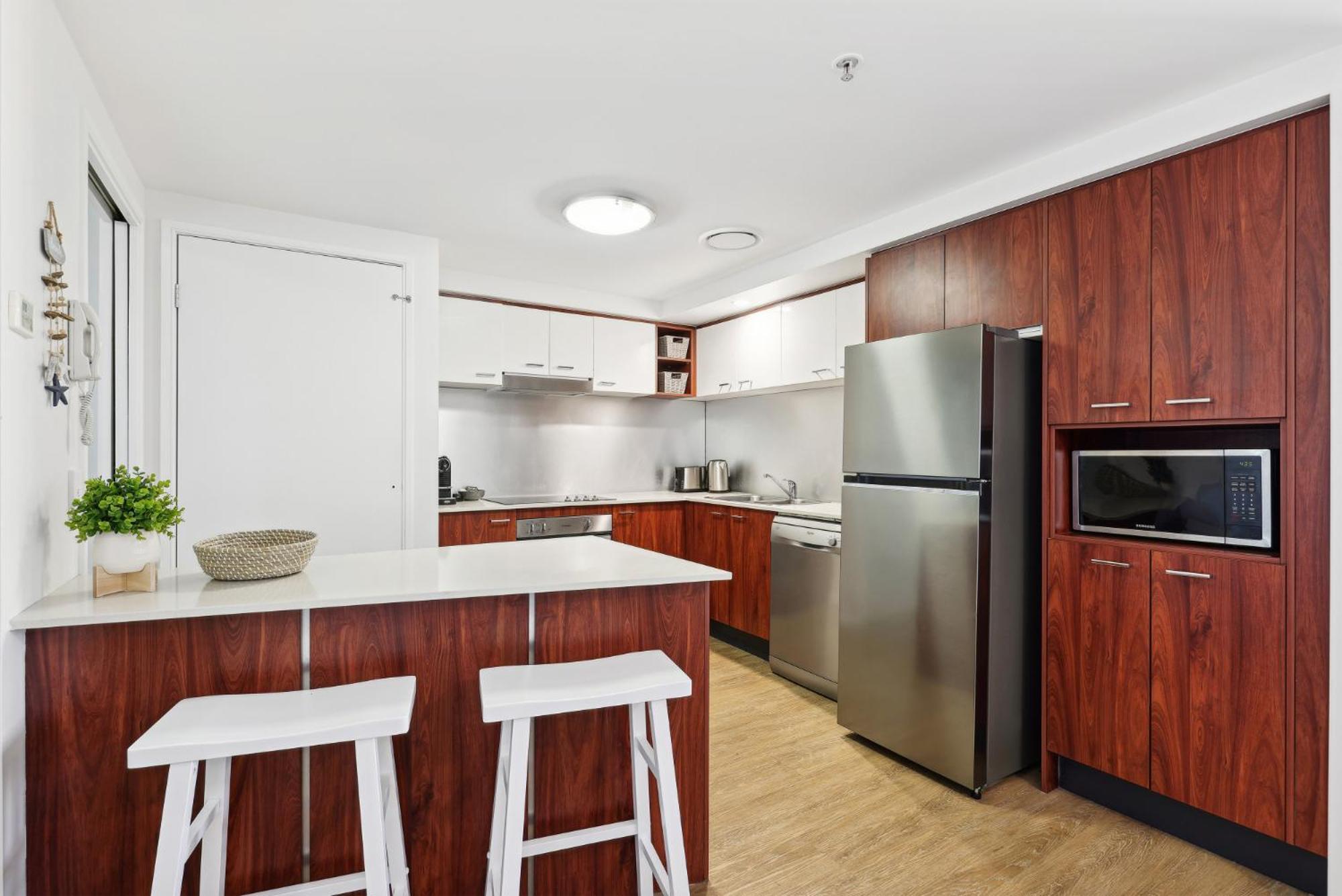 Apartment Beachside 2-bed With Parking, Pools, Spa, Gym, Bbq