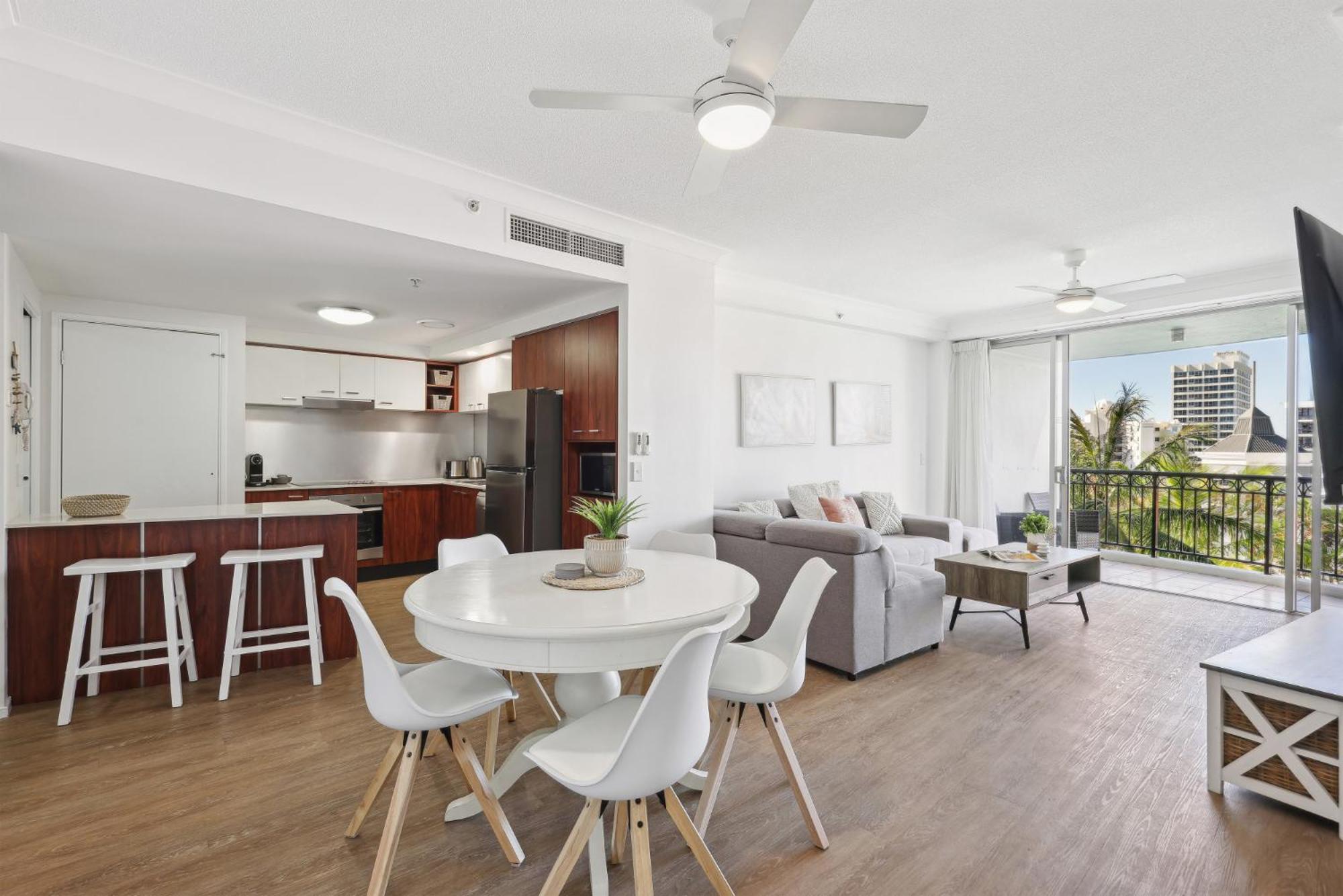 Beachside 2-bed With Parking, Pools, Spa, Gym, Bbq Apartment *
